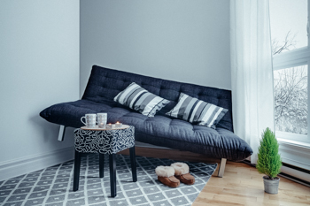 store_your_furniture_lack_of_space Lack of space for your furniture - a sofa that doesn't fit in the room