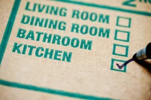 Umzug Checkliste - Eine Liste, wobei der unterste Punkt ein Kreuz bekommt, weil es erledigt ist.