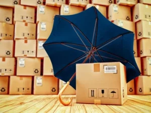 Umzugskartons kaufen - viele Umzugskartons im Hintergrund und ein einzelner im Vordergrund