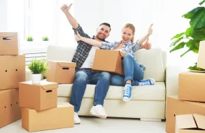 Pärchen in einer kleinen Wohnung