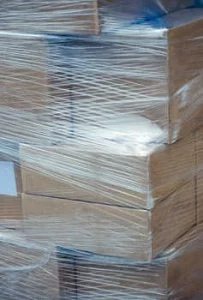 in Plastik eingewickelte Umzugskartons
